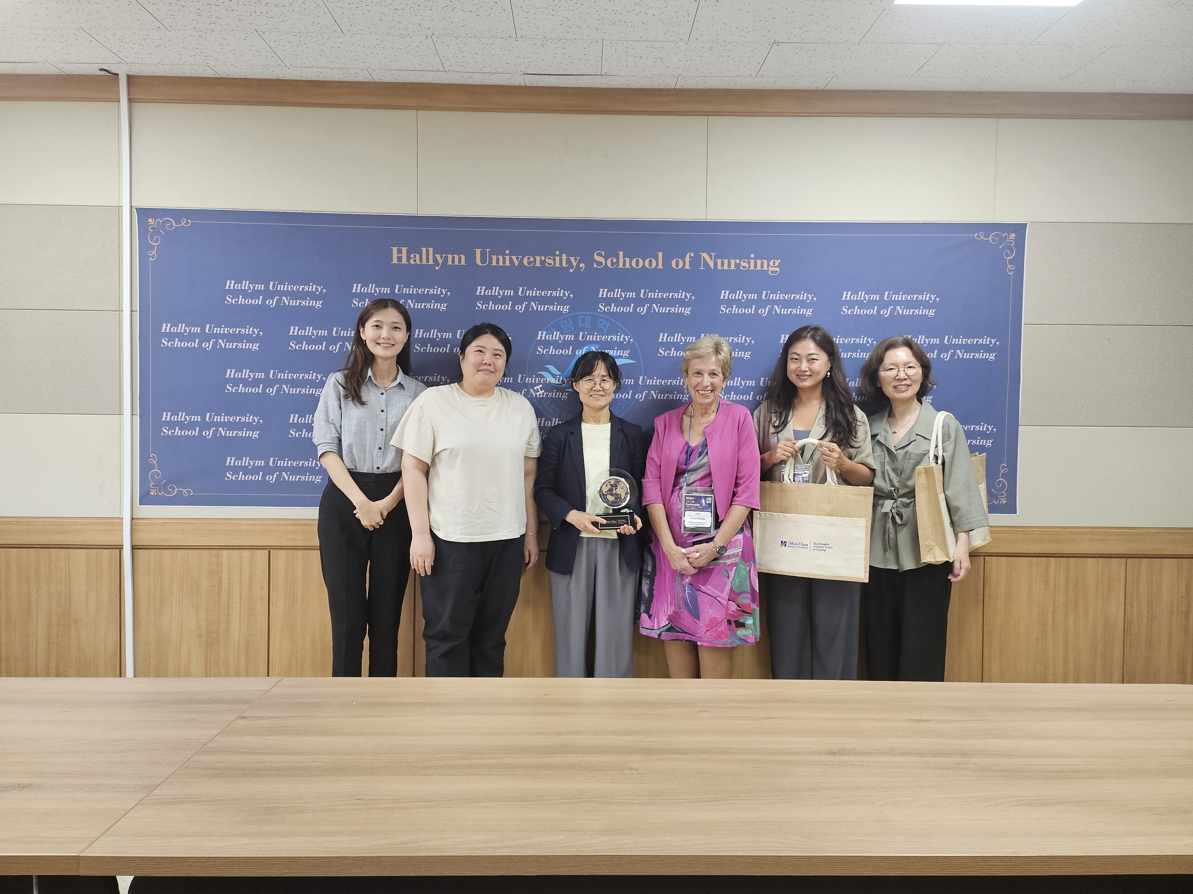 한림대학교 간호대학 교수진과 Hallym Brain 컨퍼런스 인사와 함께 단체 사진을 찍고 있다.